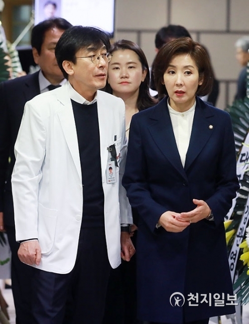 [천지일보=남승우 기자] 자유한국당 나경원 원내대표(오른쪽)가 8일 오후 서울 중구 을지로 국립중앙의료원 장례식장에 마련된 고(故) 윤한덕 국립중앙의료원 중앙응급의료센터장 빈소 조문을 마친 뒤 정기현 국립중앙의료원장의 안내를 받아 장례식장을 나서고 있다.  ⓒ천지일보 2019.2.8