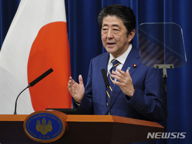 아베 신조 일본 총리가 지난달 10일 도쿄 총리 관저에서 열린 기자회견에서 발언하고 있다. (출처:뉴시스)