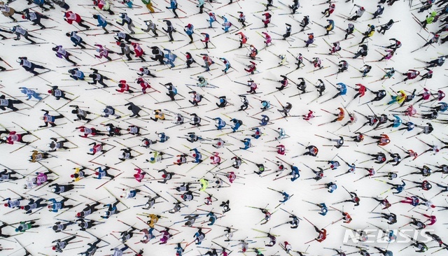 【모스크바=AP/뉴시스】9일(현지시간) 모스크바 외곽에서 전통 대중 스키 대회 '러시아 스키 트랙' 경기가 열려 스키 애호가들이 스키를 타고 있다. 체감 온도 영하 5도의 날씨 속에서 전문가 포함 2만여 애호가가 참가해 10km 거리를 경주한다