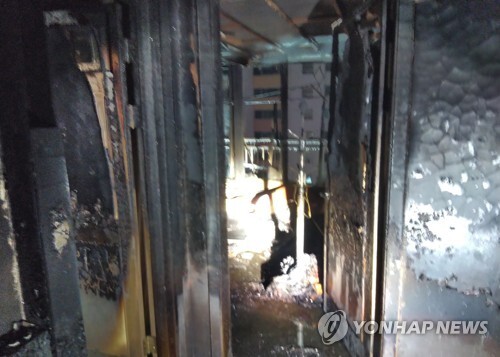 (익산=연합뉴스) 10일 오전 2시 7분께 전북 익산시 한 아파트 10층에서 불이 나 내부가 모두 불에 탔다.