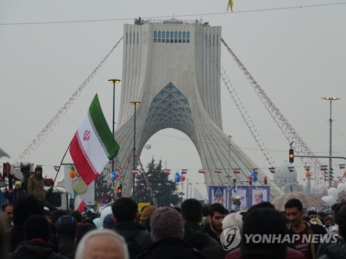 (테헤란=연합뉴스) 이란 이슬람혁명 40주년을 맞은 11일(현지시간) 테헤란 아자디 광장에서 대규모 집회가 열렸다. 이날 집회에 참여한 이란 시민들은 왕정을 전복하고 이슬람 공화정을 수립한 이슬람혁명의 정신을 되새기고 이란의 적대 정책을 규탄했다. 