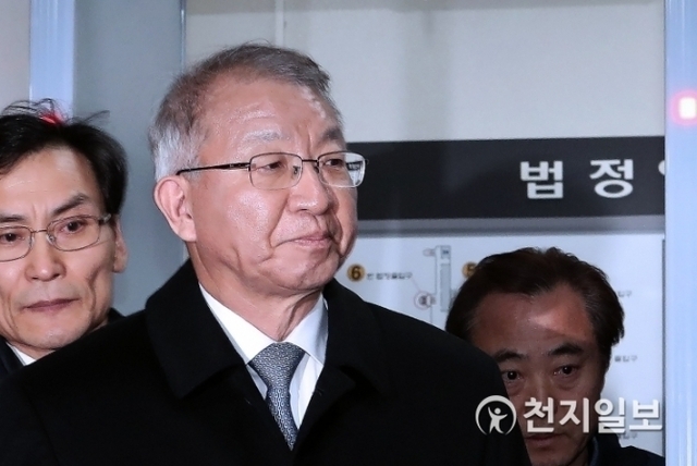 [천지일보=안현준 기자] 사법행정권을 남용한 혐의를 받는 양승태 전 대법원장이 23일 서울 서초구 서울중앙지법에서 열린 구속 전 피의자 심문(영장실질심사)을 마친 뒤 밖으로 나서고 있다. (사진공동취재단) ⓒ천지일보 2019.1.23