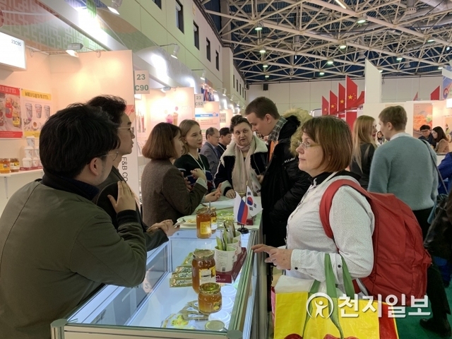 2019 모스크바 국제식품 박람회가 지난 11일 5일간 일정으로 개막한 가운데 현지인들이 통합한국관에서 한국 전통차를 체험하고 있다. (제공: 한국농수산식품유통공사) ⓒ천지일보 2019.2.12