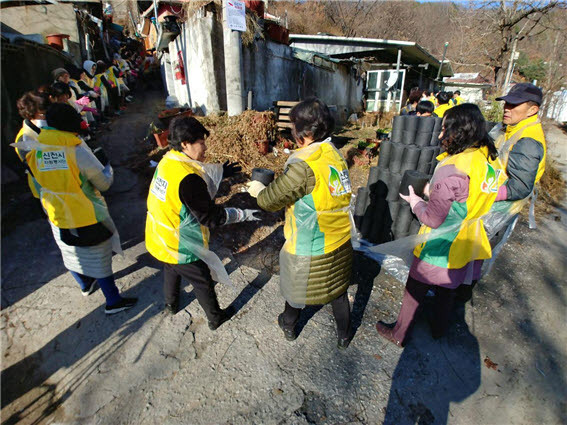 A scene of the Shincheonji Volunteer Group sharing briquettes. (Shincheonji church photo) ⓒDaily Cheonji2018.12.31