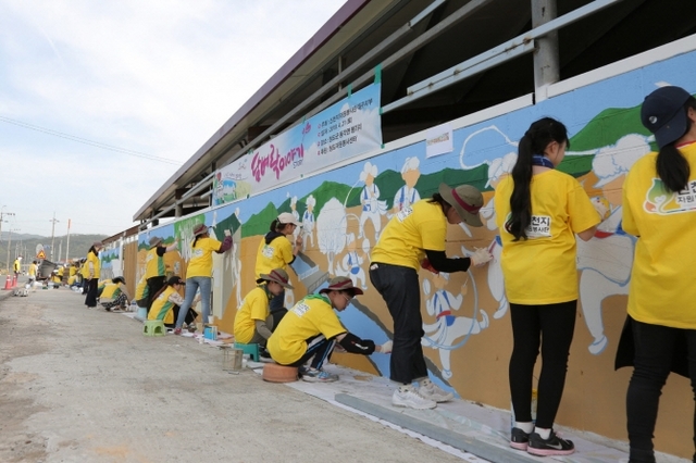 Volunteer work to paint the murals by the Shincheonji Volunteer Group (Shincheonji Church photo) ⓒDaily Cheonji2018.12.31