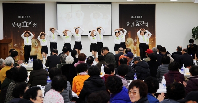 A scene of the Shincheonji Volunteer Group inviting senior citizens from the region at Filiality Festival. (Shincheonji Church photo) ⓒDaily Cheonji 2018.12.31