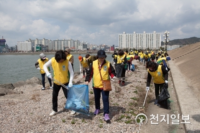 Members of Shincheonji volunteer Mokpo branch are carrying out activities to clean up Mokpo Peace Plaza. (Provided by: Shincheonji volunteer Mokpo branch) ⓒDaily Cheonji 2018.12.31