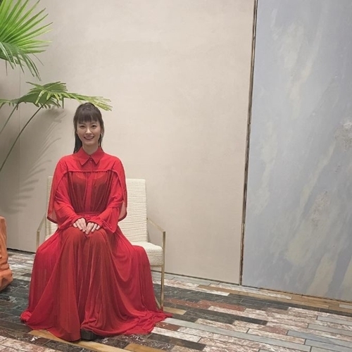 정유미, 붉은 드레스도 완벽 소화… ‘우아한 자태’ (출처: 정유미 인스타그램)