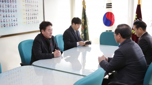 김동규 의장(사진 왼쪽)이 12일 한국선진학교를 방문해 학교 관계자들과 대화를 나누고 있는 모습. ⓒ천지일보 2019.2.13