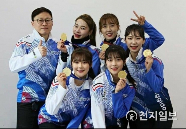 신동호 코치(왼쪽)와 5면의 선수들이 금메달을 목에 걸고 기념 촬영을 하고 있다. (제공: 경기도) ⓒ천지일보 2019.2.13