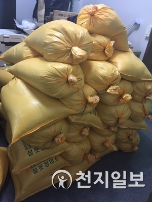 어려운 이웃을 위해 나눠달라며 전북 부안군 진서면사무소에 익명의 기부자가 놓고 간 친환경 쌀 20kg 50포. (제공: 부안군) ⓒ천지일보 2019.2.13