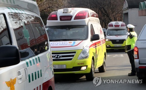 (대전=연합뉴스) 14일 오전 폭발사고가 발생해 사상자가 발생한 대전 유성구 한화 대전공장에서 119구급차량이 줄지어 나오고 있다.