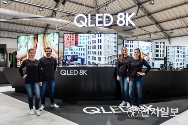 삼성전자가 전 세계 주요 거래선과 미디어 3천여명을 대상으로 '삼성포럼 2019'를 개최한다. 사진은 삼성전자 모델들이 ‘QLED 8K 사이니지’를 소개하고 있다. (제공: 삼성전자) ⓒ천지일보 2019.2.14