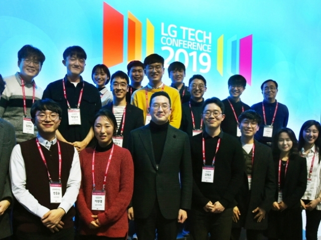 구광모 LG그룹 회장은 올해 첫 경영행보로 R&D 인재육성을 위한 행사에 참석했다. 자리에서는 R&D 육성에 대해 강조했다. (제공: LG)