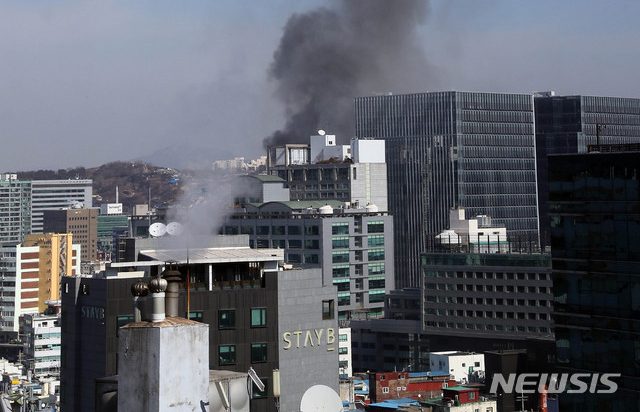 14일 오후 12시35분쯤 서울 중구 을지로4가에 위치한 철물점에서 화재가 발생했다. (출처: 뉴시스)