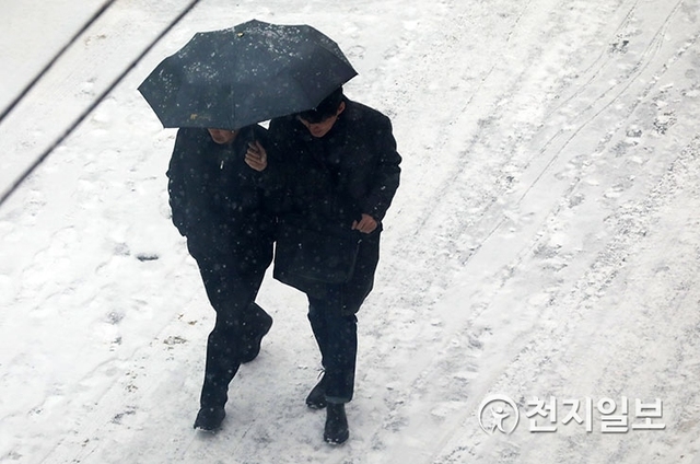 [천지일보=남승우 기자] 눈이 내린 15일 오전 서울 용산구 일대에서 시민들이 우산을 쓴 채 출근길을 서두르고 있다. 기상청에 따르면 이날 아침에 서울과 경기도, 강원 영서, 충북 북부에 눈이 조금 오고, 오후부터는 중부 지방과 경북 북부 내륙에 눈이 내릴 것으로 예보됐다. ⓒ천지일보 2019.2.15