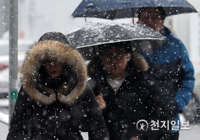 [천지일보=남승우 기자] 눈이 내린 15일 오전 서울역 앞에서 두꺼운 옷을 입은 시민들이 출근길을 서두르고 있다. 기상청에 따르면 이날 아침에 서울과 경기도, 강원 영서, 충북 북부에 눈이 조금 오고, 오후부터는 중부 지방과 경북 북부 내륙에 눈이 내릴 것으로 예보됐다. ⓒ천지일보 2019.2.15