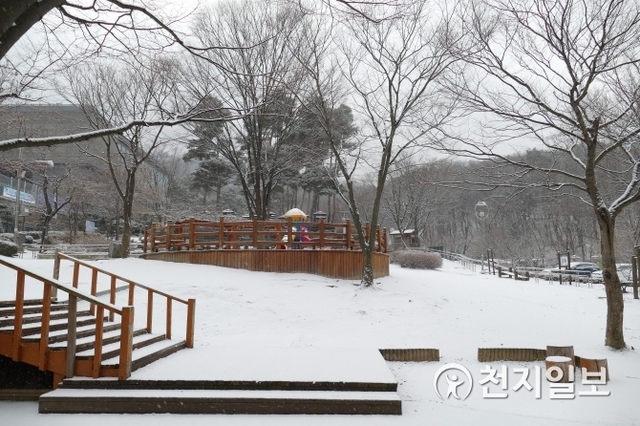 [천지일보 경기=이성애 기자] 15일 새벽부터 내린 눈이 과천 문원동 마을 공원을 덮고 있다. ⓒ천지일보 2019.2.15