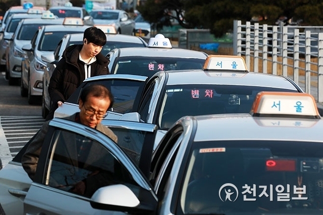 15일 서울시에 따르면 서울 택시 기본요금이 16일 오전 4시부터 오른다고 밝혔다. 택시 기본요금은 2㎞당 3000원에서 3800으로 27% 인상된다. 이는 지난 2013년 10월 올린 후 5년 4개월 만이다. 사진은 설 연휴가 끝난 7일 오전 서울역 택시승강장의 모습. ⓒ천지일보 2019.2.7