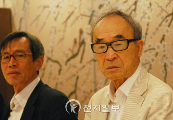 27일 기자간담회에 참석한 이시영 시인(왼쪽)과 고은 시인(오른쪽) ⓒ천지일보