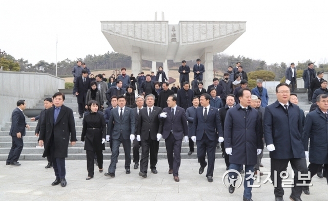 송한준 경기도의회 의장이 전국 시도 의장들과 함께 5.18ⓒ천지일보 2019.2.15