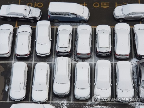(청주=연합뉴스) 이번 겨울 눈 구경이 힘들던 충북 지역에 16일 함박눈이 내렸다. 청주시 상당구 용암동의 한 아파트 주차장에 세워진 차량들이 흰 눈에 덮여 있다.