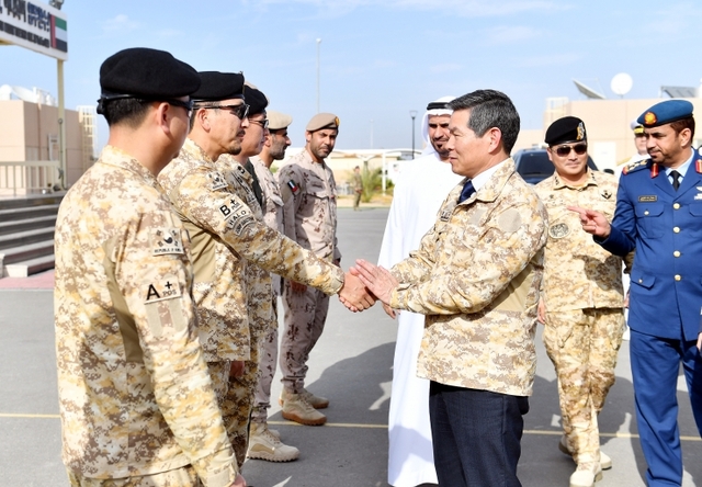 정경두 국방부장관이 15일 아랍에미리트(UAE) 아부다비에서 열리는 국제방산전시회 참석을 계기로 마타르 살림 알 다헤리 UAE 국방차관과 함께 UAE 스웨이한에 주둔하고 있는 아크부대를 방문해 장병들을 격려하고 있다. (제공: 국방부) 2019.2.16