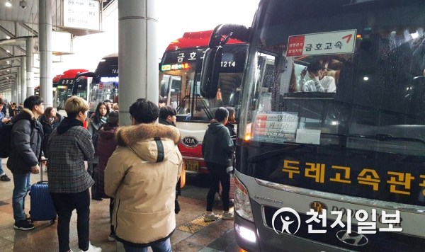 [천지일보=박준성 기자] 민족 고유의 명절인 설을 맞아 고향을 찾는 사람들이 늘고 있는 가운데 3일 오후 서울 서초구 서울고속버스터미널에서 귀성객들이 버스를 기다리고 있다.