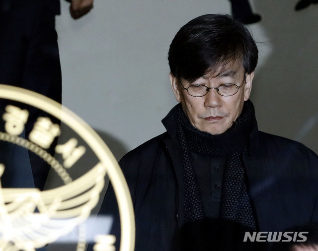 【서울=뉴시스】 폭행과 협박 의혹을 받고 있는 손석희 JTBC 대표이사가 17일 새벽 서울 마포경찰서에서 조사를 받은 뒤 귀가하고 있다.