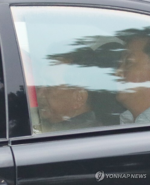 (하노이=연합뉴스) 김창선 북한 국무위원회 부장(왼쪽)이 17일 오전 차량에 탑승한 채 베트남 하노이 정부 게스트하우스를 나서고 있다.