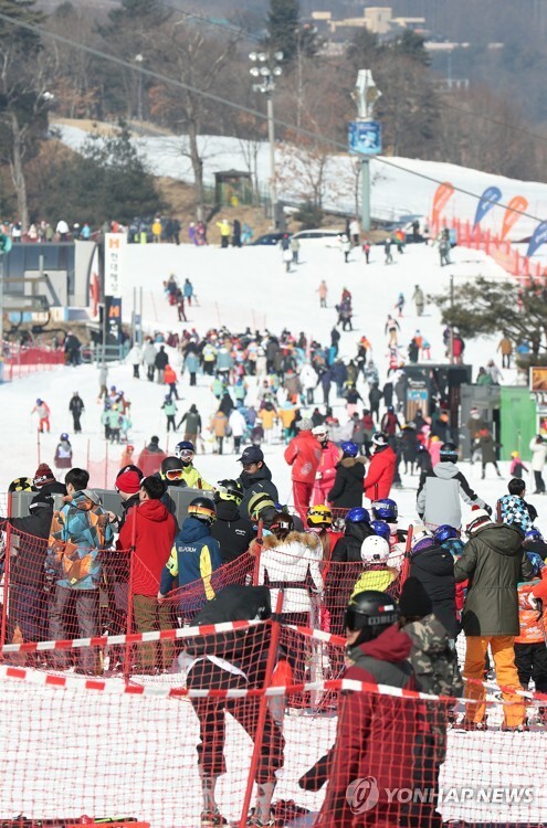 (평창=연합뉴스) 17일 강원 평창군 휘닉스 평창이 막바지 겨울을 즐기기 위한 스키어와 스노보더들로 붐비고 있다.