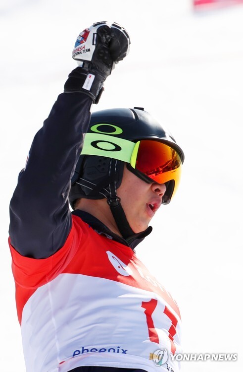(평창=연합뉴스) 17일 강원 평창군 휘닉스 평창에서 열린 2018-2019 FIS 스노보드 월드컵 남자 평행대회전 준결승에 진출한 한국의 이상호가 승리를 확정지은 뒤 환호하고 있다. 이상호는 이날 대회에서 동메달을 차지했다.