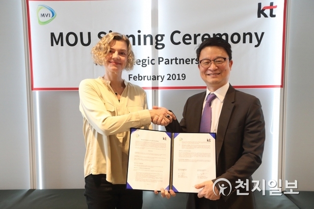 KT가 지난 15일 홍콩의 아시아·중동 IPTV 솔루션과 서비스 제공사인 MVI와 아시아 및 중동에 있는 호텔에 AI 서비스 도입 및 사업 개발을 위한 업무협약(MOU)을 체결했다고 17일 밝혔다. (제공: KT) ⓒ천지일보 2019.2.17
