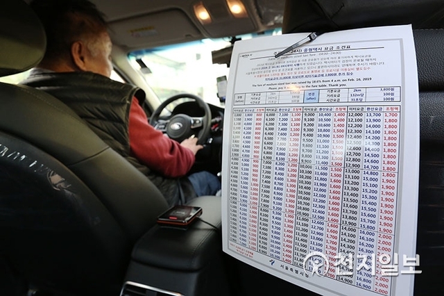 [천지일보=남승우 기자] 오늘(18일)부터 미터기 조정 작업이 본격적으로 시작된다. 지난 16일 서울 택시 80대의 미터기에 3000원에서 3800원으로 인상된 새로운 기본요금 체계가 반영됐지만 서울 택시 기본요금 인상에 따른 택시미터기 변경이 즉시 이뤄지지 않아 소비자들 뿐 아니라 택시업계도 불편을 겪었다. 서울시에 따르면 오는 28일이면 서울 택시 7만2000여대의 미터기가 모두 수정된다. 사진은 이날 서울역 택시승강장에 정차된 한 택시의 내부에 미터기 조정 전까지 미터기 요금과 실제 요금을 비교할 수 있는 조건표가 붙어 있는 모습. ⓒ천지일보 2019.2.18
