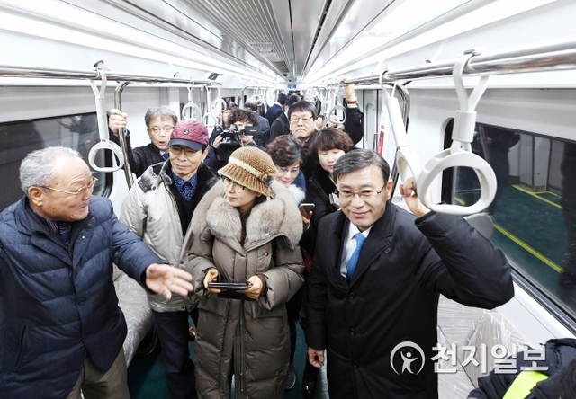 정하영 시장(오른쪽)이 지난 15일 대중교통기획단 및 운수업체 관계자 등 60여명이 참석해 김포도시철도 시승을 하고 있다. (제공: 김포시) ⓒ천지일보 2019.2.18