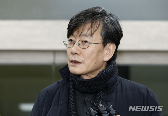 폭행과 협박 의혹을 받고 있는 손석희 JTBC 대표이사가 17일 새벽 서울 마포경찰서에서 조사를 받은 뒤 귀가 중 취재진 질문에 답변하고 있다. (출처: 뉴시스)