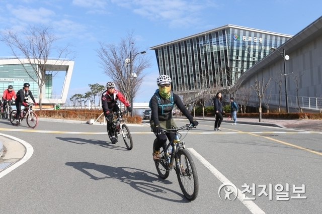 전라북도 완주군청 앞에서 군민들이 자전거를 이용하고 있다. (제공: 완주군) ⓒ천지일보 2019.2.18