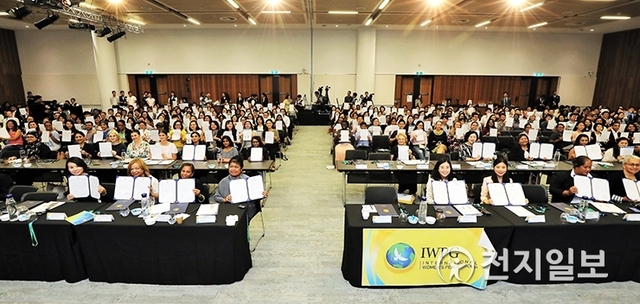 ㈔세계여성평화그룹(IWPG) 주최로 지난 18일 호주 국제컨벤션센터에서 ‘37억 여성 화합과 소통, 평화’라는 주제의 ‘IWPG 세계평화 컨퍼런스’가 개최됐다. 참석한 여성들이 ‘세계여성평화서약서’를 들고 기념하고 있다. (제공: IWPG)