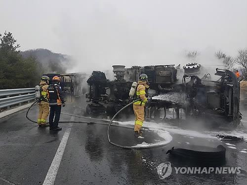 도로 가로 막은 트레일러. (출처: 연합뉴스)