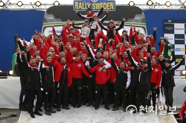 토요타 가주 레이싱 월드 랠리팀이 지난 17일 스웨덴에서 열린 ‘2019년 FIA 월드 랠리 챔피언십(WRC)’ 2차전에서 우승을 차지한 가운데 기념촬영을 하고 있다. (제공: 토요타 코리아) ⓒ천지일보 2019.2.21