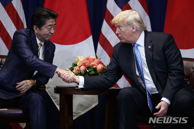 도널드 트럼프 미국 대통령과 아베 신조 일본 총리가 유엔총회 회담 도중 악수하고 있다. (출처 : 뉴시스)