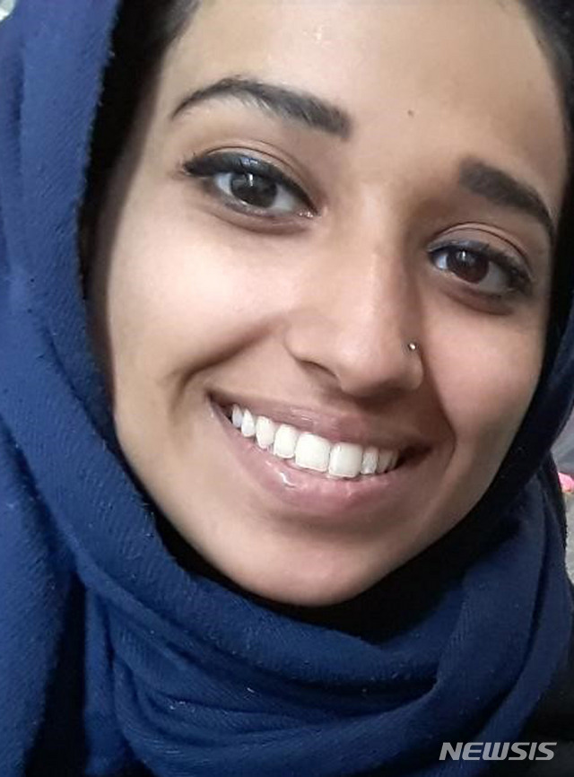 이슬람 극단 무장조직 이슬람국가(IS)에 합류한 미국 여성 호다 무타나(24)가 최근 자신의 과거를 후회하며 미국으로 돌아가고싶다고 밝혔다. 사진은 무타나 가족 변호사가 공개한 무타나의 사진이다. (출처: 뉴시스)