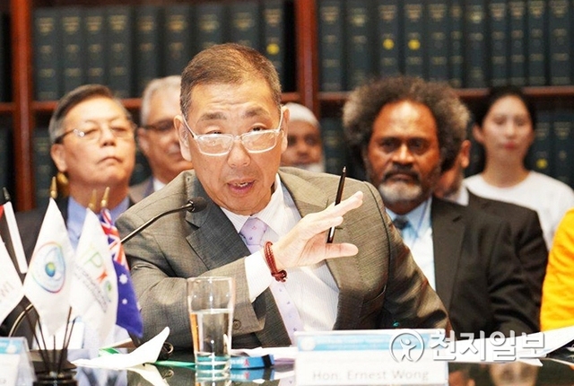 지난 19일(현지시간) 호주 시드니 뉴사우스웨일스주 의사당에서 열린 2019 시드니 태평양 평화 지도자 회담에서 발제하는 깁스 살리카 파푸아뉴기니 대법원장. (제공: ㈔하늘문화세계평화광복) ⓒ천지일보