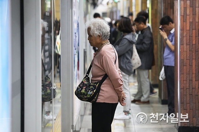 [천지일보=남승우 기자] 노인의 날을 하루 앞둔 1일 오후 서울 서초구 교대역에서 한 어르신이 지하철을 기다리고 있다. 이날 국가인권위원회는 지난해 5∼11월 전국 청장년층 500명과 65세 이상인 노인층 1000명을 대상으로 한 노인인권실태조사 결과를 담은 ‘노인인권종합보고서’를 공개했다. 보고서에 따르면 한국 노인 4명 중 1명은 죽고 싶다는 생각을 해본 적이 있는 것으로 나타났으며 고독사가 염려된다는 노인은 20%를 넘었다. ⓒ천지일보 2018.10.1
