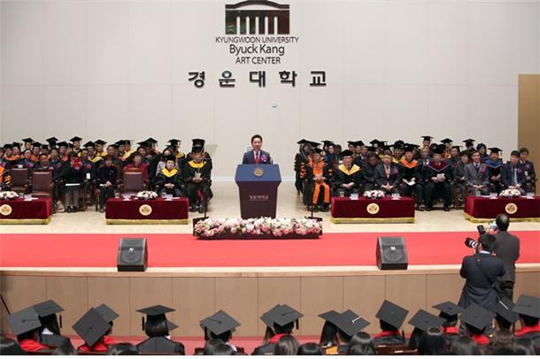 전동평 영암군수는 경북 구미에 소재한 경운대학교 졸업식에 참석하여 축하의 뜻을 전하고 있다. (제공: 영암군) ⓒ천지일보 2019.2.21
