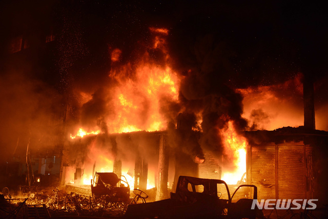 방글라데시 다카서 대형화재가 발생해 최소 70명 이상이 사망했다 [출처 :뉴시스]