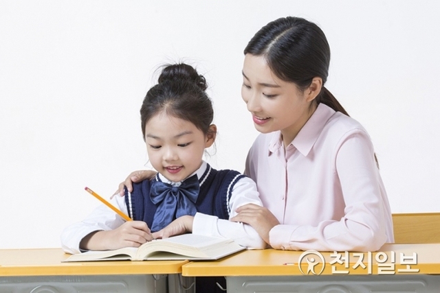 초등학교에 입학한 아이의 모습(출처: 유디치과)