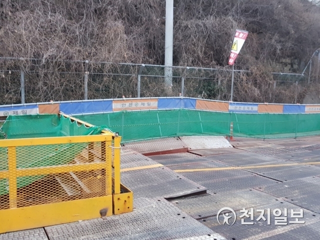 치솟은 도로 복공판. (제공: 부산경찰청) ⓒ천지일보 2019.2.22