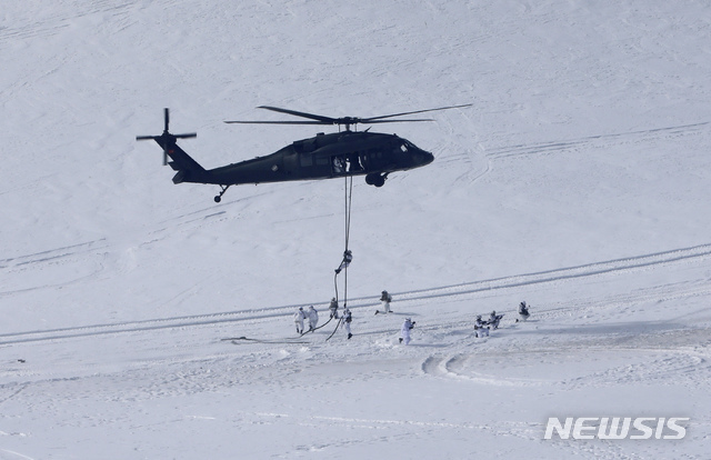 【카르스=AP/뉴시스】21일(현지시간) 터키 북동부 카르스 인근 산악지역에서 터키군이 연례 동계훈련을 실시해 특수부대원들이 헬기에서 줄을 타고 내리고 있다.