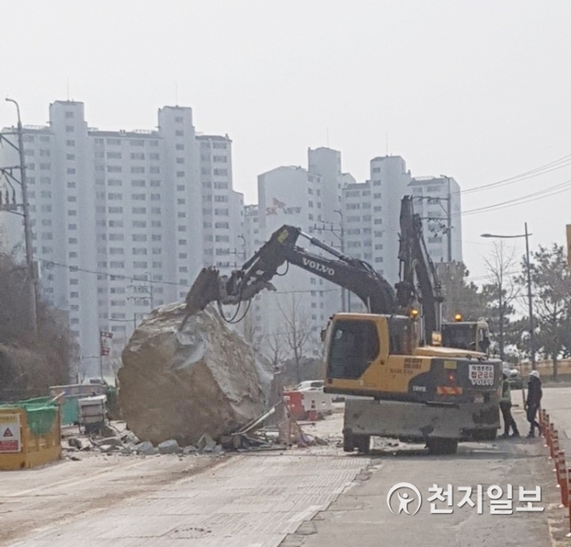 부산 사하구 지하철 공사 현장과 인접한 승학산 산비탈 일부가 무너진 데 이어 큰 바위가 떨어져 도로를 덮치는 사고가 발생했다. (제공: 부산경찰청) ⓒ천지일보 2019.2.22